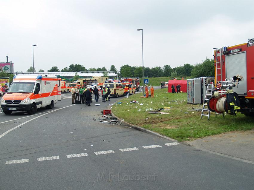 Schwerer Unfall mit Reisebus Lohmar Donrather Dreieck P348.JPG